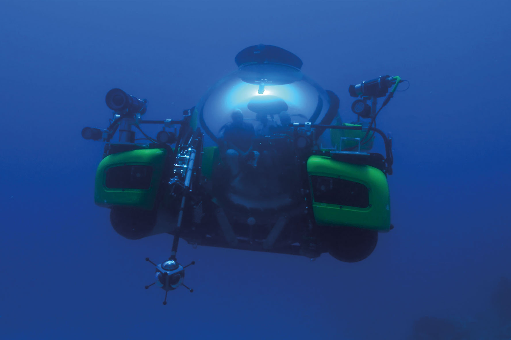 IMAGE-2-David-Attenborough-dives-on-the-GBR-in-a-Triton-Submarine,-which-is-being-filmed-by-a-Virtual-Reality-rig-(c)-Atlantic-Productions